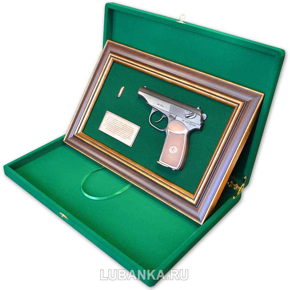 Панно с пистолетом «Макаров»