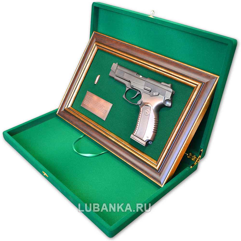 Панно с пистолетом «Ярыгин»