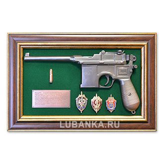 Панно с пистолетом «Маузер» со знаками ФСБ