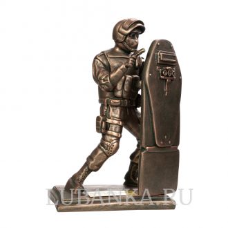Статуэтка для интерьера «Боец спецназа со щитом на подставке»